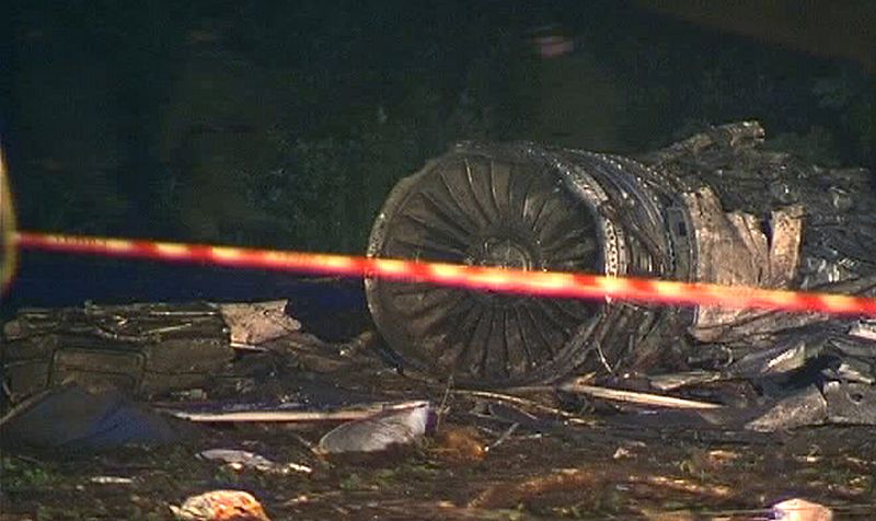 Uno de los motores del aparato, un Tupolev 154, en el lugar del siniestro