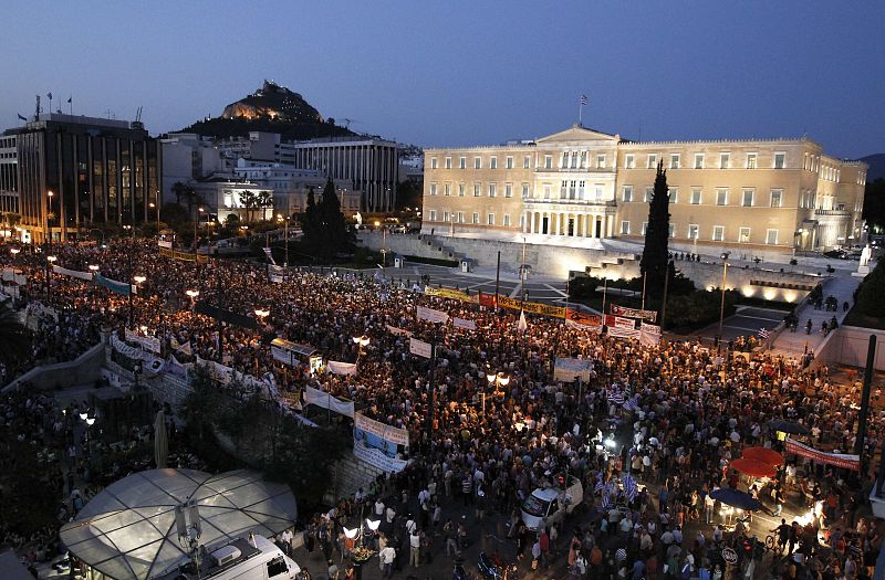 Miles de personas se concentran este martes frente al Parlamento, contra los recortes sociales