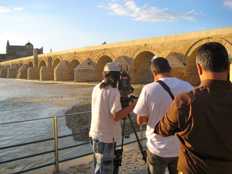 Las conclusiones del reportaje se ruedan a los pies del puento romano de Córdoba