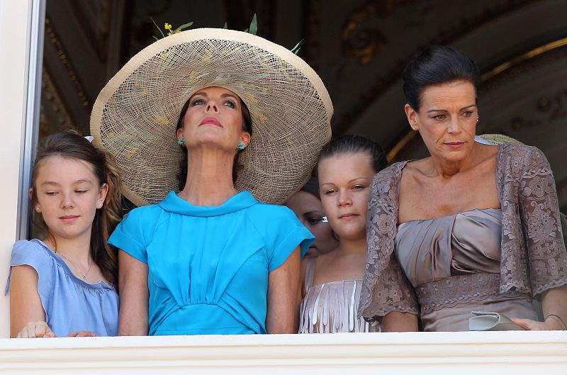 La princesa Alexandra de Hanover, junto a su madre la princesa Carolina, y la princesa Estefanía de Mónaco con su hija Camille Marie Kelly Gottlieb, desde el balcón del Palacio Grimaldi.