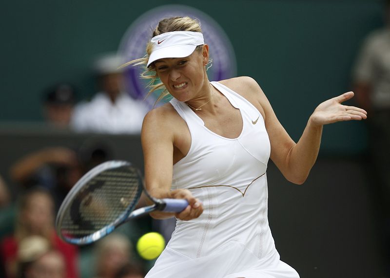 Sharapova devuelve una bola a la checa Kvitova