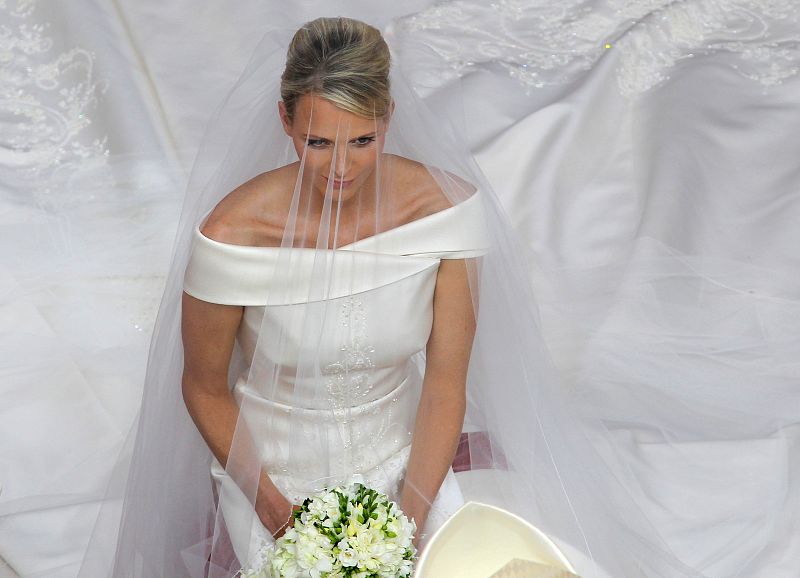 La princesa Charlene, envuelta por los 20 metros de cola que tiene su vestido.