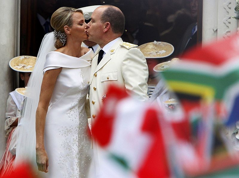 Los príncipes se besan al final de la ceremonia religiosa ante todos sus invitados