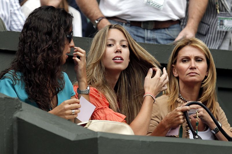 De izquierda a derecha, la novia de Nadal, Xisca Perello, su hermana María Isabel y su madre Ana María