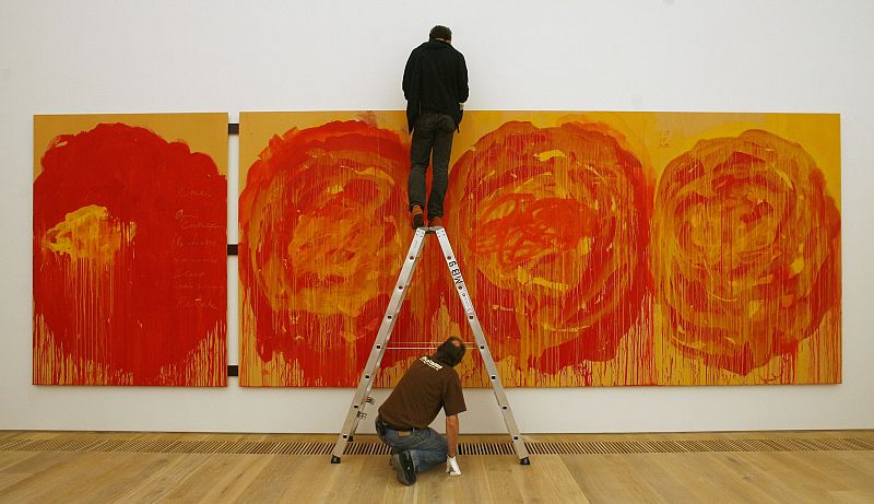 Dos trabajadores colocan la pintura 'Roses' de Twombly.