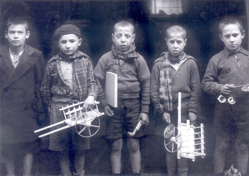 Niños con juguetes de madera en la zona republicana