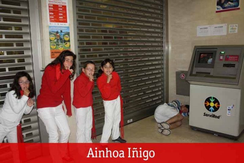 Pidiendo  silencio para que un mozo pueda descansar tranquilo después de pasar una noche intensa