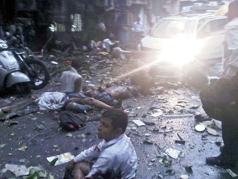 Foto hecha con móvil en la que se ve personas heridas en el suelo