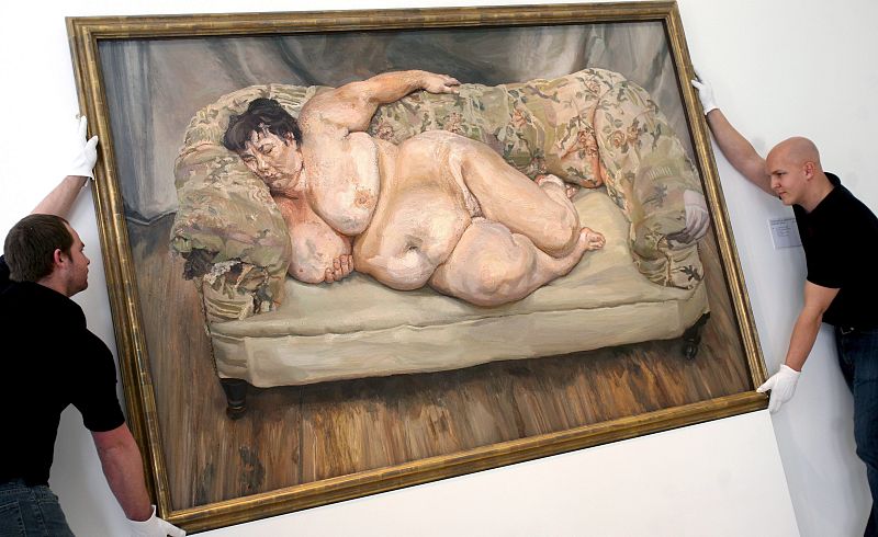 Personal de Christie's  ajusta la pieza de arte denominada 'Supervisora de ganancias durmiendo' del artista británico Lucian Freud durante una subasta en la Casa de Subastas Christie's de Londres, Reino Unido.