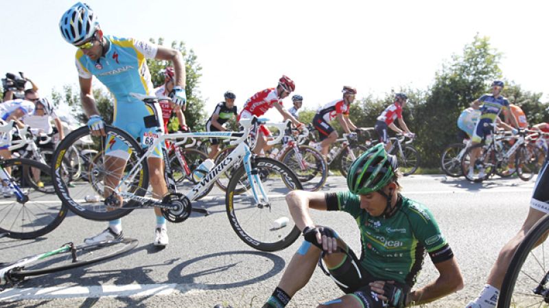 Así empezó el Tour, por los suelos. Aunque la salida en el temido Paso del Gois se realizó sin incientes (fue un paso neutralizado), la carrera comenzó con caídas que marcaron la carrera para muchos, entre ellos Contador.