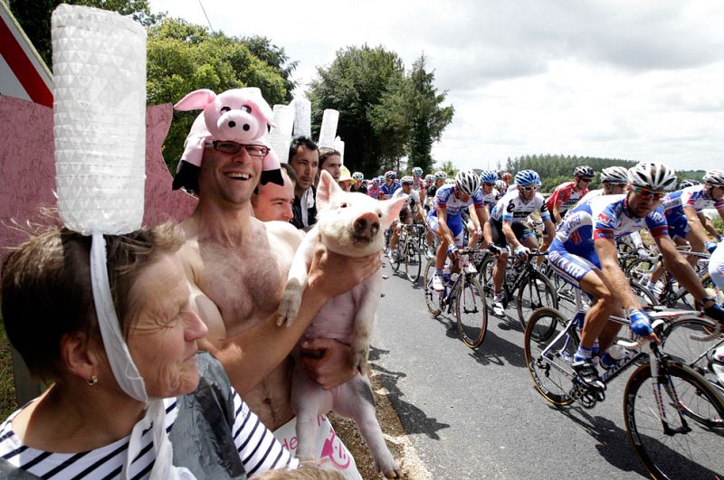 En las cunetas del Tour se puede ver de todo.