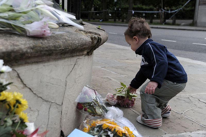 Seguidores de todas las edades han querido despedirse de la cantante Amy Winehouse, que falleció el pasado sábado en Londres. La policía británica ha pedido que no se especule sobre las causas de la muerte de la artista.