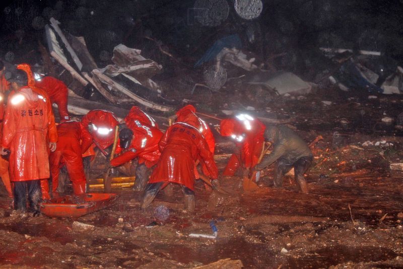 Labores de rescate tras el corrimiento de tierras en Chuncheon, al noreste de Seúl