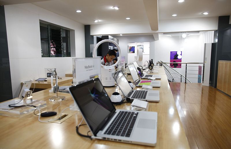Vista de los estantes de una de las falsas tiendas de Apple