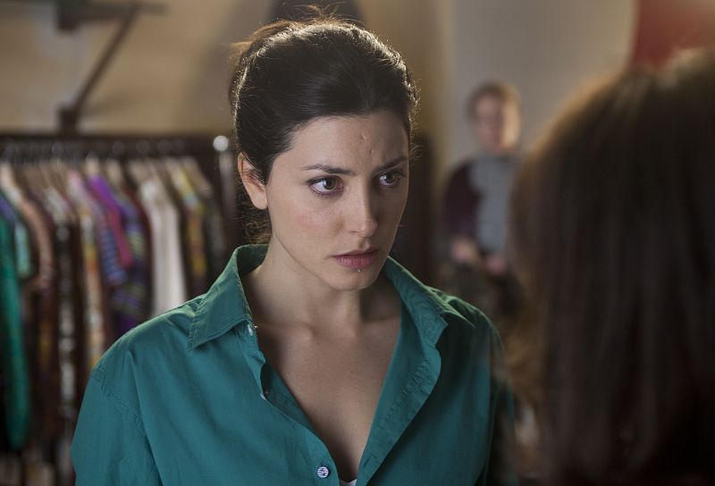 Bárbara Lennie es Cristina, la dependienta de la tienda de la madre de Vicente. Él siempre la deseó, pero fue en balde, porque a Cristina le gustan las mujeres.