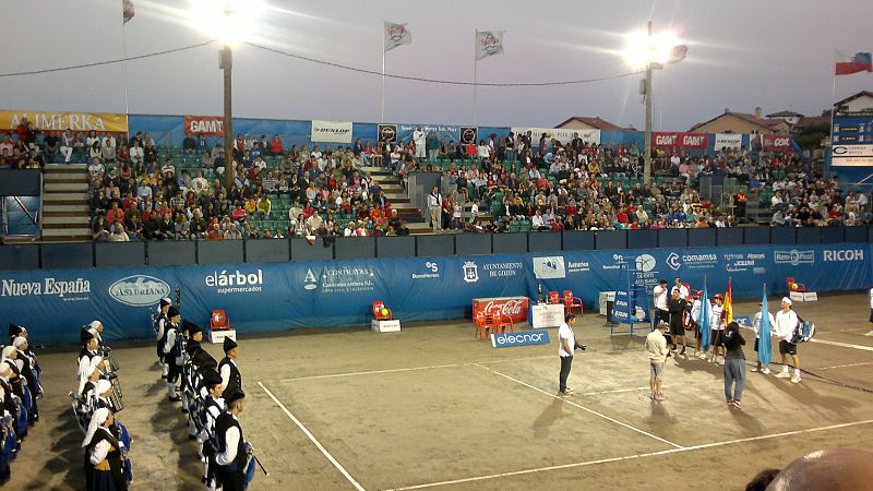 Trofeo Juan Avendaño: Es el único torneo que se juega en pista de arena en la playa de Luanco, Asturias. Espectacular.