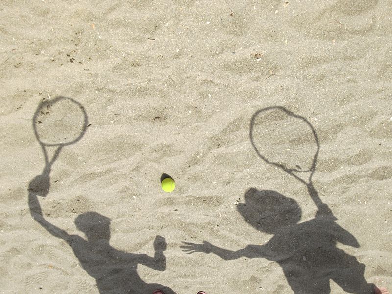 Entre sol y sombra, un tenis