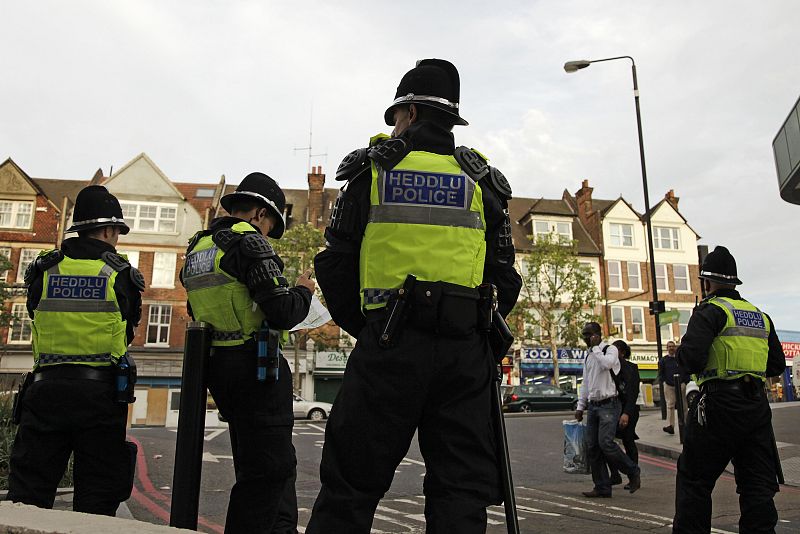 Un grupo de policías vigila las calles de Streatham, al sur de Londres.
