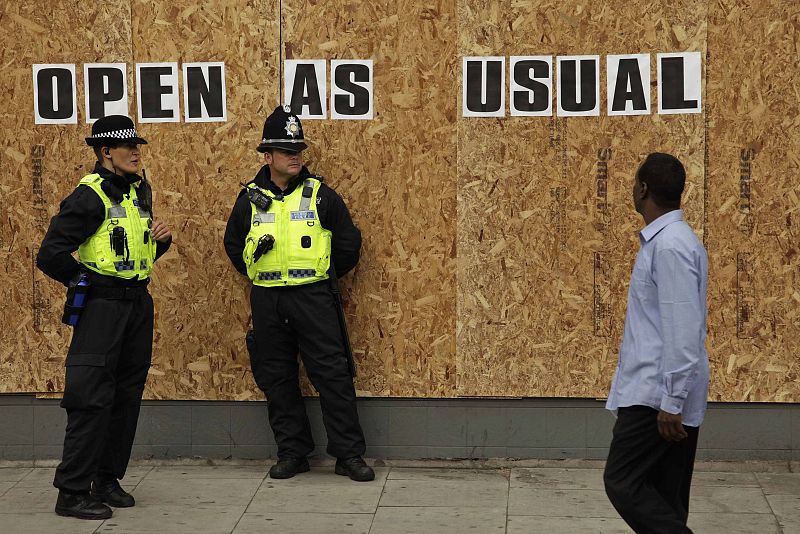 Un grupo de agentes procedentes de Gales vigilan Srteatham, al sur de Londres.