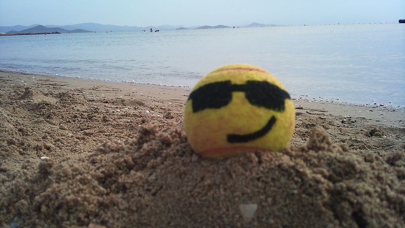 Actor principal del tenis tomándose un descanso en la playa