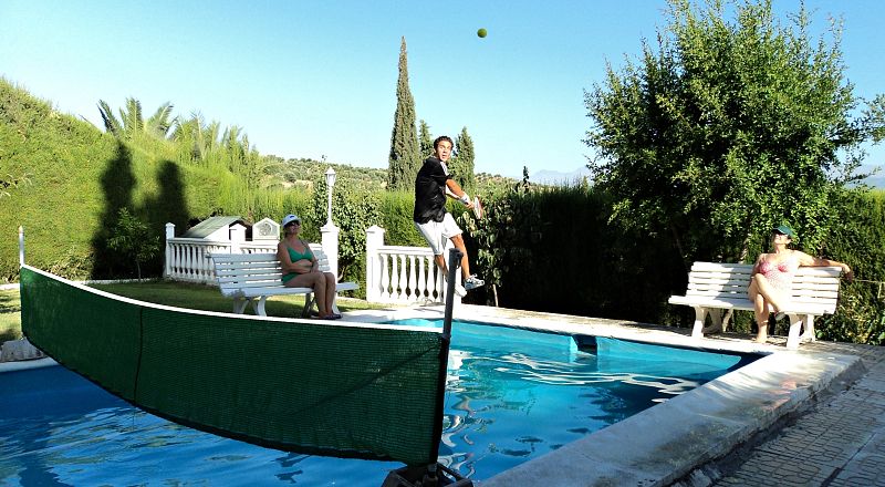 Golpe: revés a dos manos. Pista: acuática. Lugar: Granada. Espectadores: familiares. Premio: 250 Helados y 1 punto ATP.