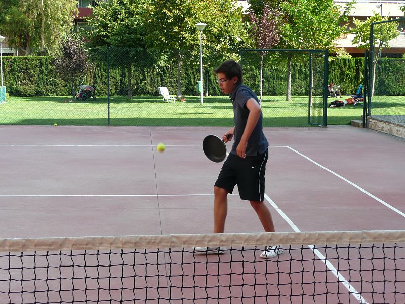 Jugando al tenis con la sartén. Cuando se te rompa la raqueta y no haya otra opción, usa la sartén