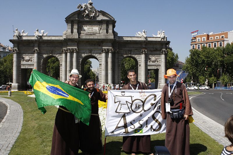 Varios franciscanos brasileños posan para una fotografía ante la Puerta de Alcalá