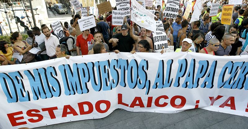 Cabecera de la marcha laica llevada a cabo esta tarde en Madrid, en protesta por la celebración de la Jornada Mundial de la Juventud (JMJ) y la visita a la capital del papa Benedicto XVI