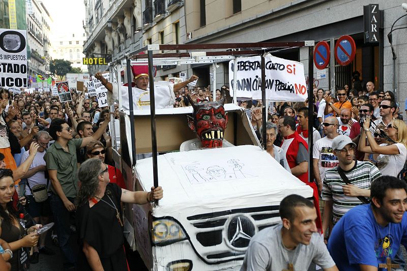 Durante la manifestación, algunas personas se pasearon sobre un Papa Móvil falso.
