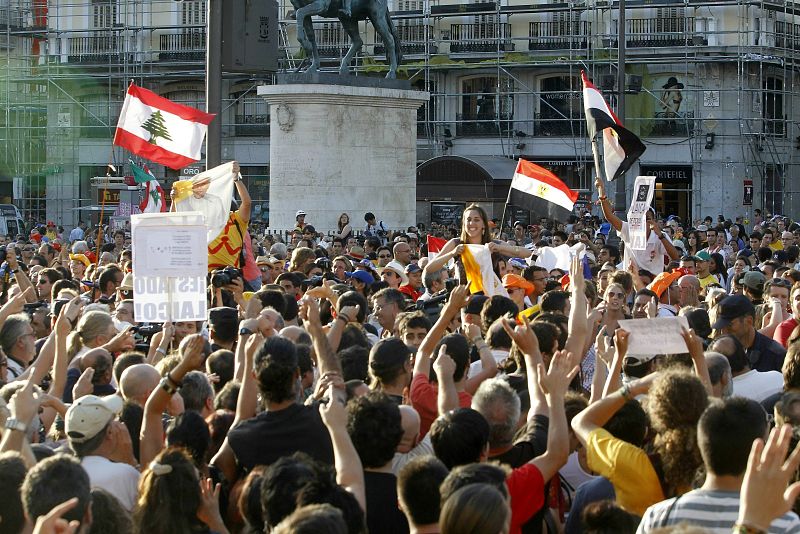 Los manifestantes convocados por la organización Europa Laica en su paso por Sol.
