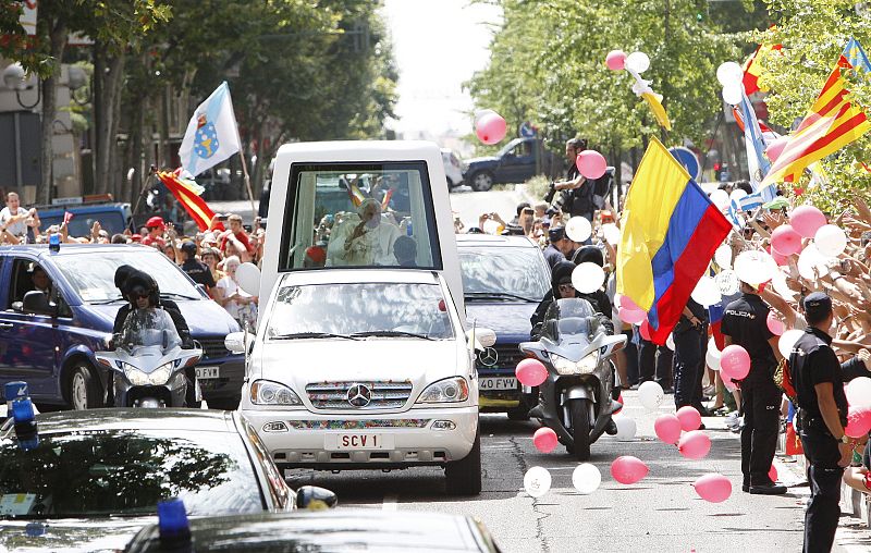 El papa Benedicto XVI subido en el papamóvil saluda a los miles de peregrinos