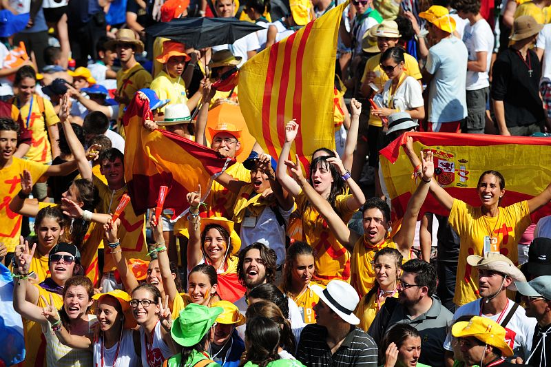 Grupos de peregrinos esperan al papa en la plaza de Cibeles