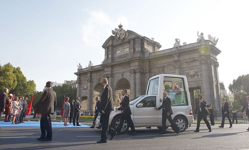 Las autoridades observan la llegada del papa