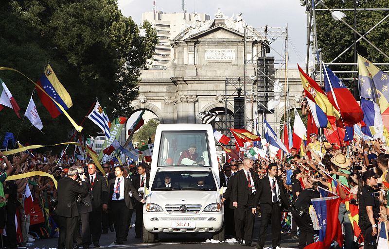El papamóvil recorre las calles de Madrid