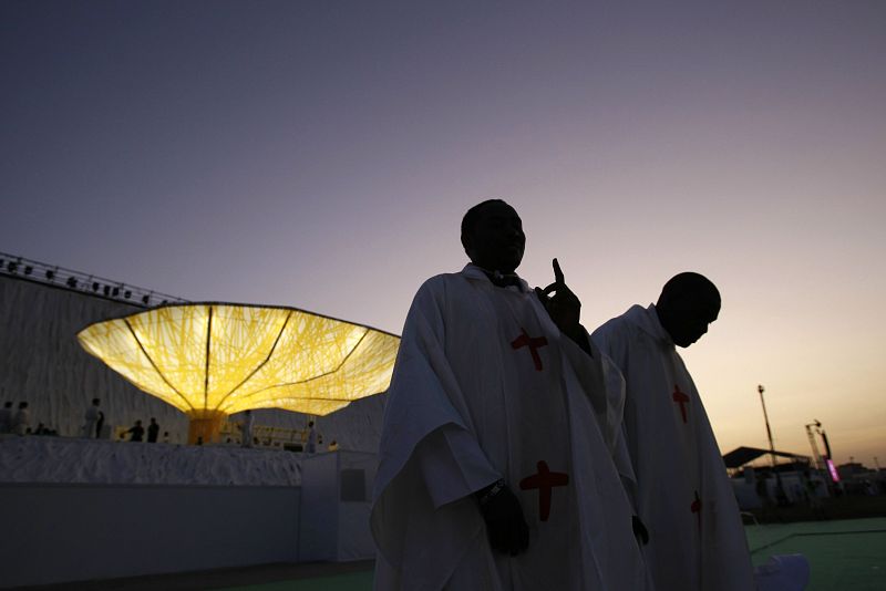 Varios religiosos pasan ante el escenario instalado en el aeródromo de Cuatro Vientos, diseño del arquitecto Ignacio Vicens