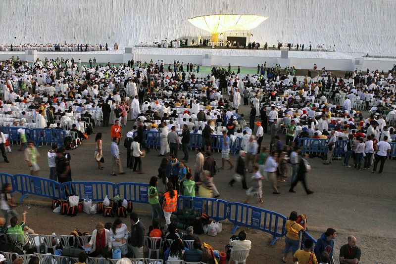 Peregrinos y religiosos comienzan a prepararse durante el amanecer en el aeródromo de Cuatro Vientos