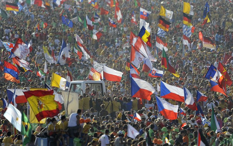 Benedicto XVI llega al aeródromo de Cuatro Viento en el papamovil para celebrar la misa de clausura de la JMJ