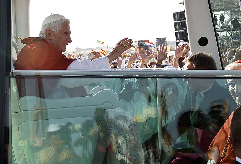 Benedicto XVI saluda a los peregrinos desde el papamovil a su llegada a la eucaristía de censura de la JMJ