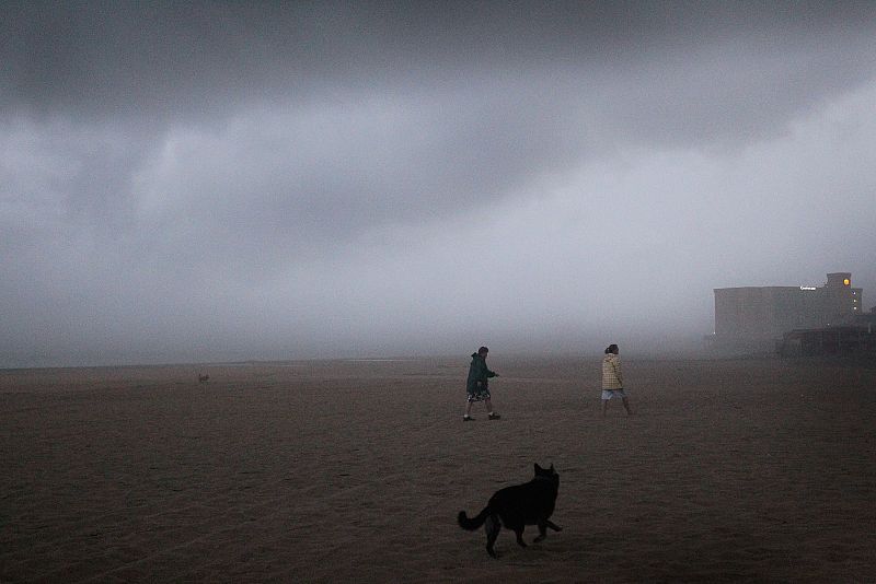 El viento y la lluvia hacen que esta playa de Kil Devil Hills, en Carolina del Norte, esté vacía