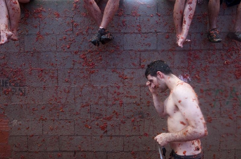 Durante la Tomatina de Buñol es preciso proteger los ojos convenientemente.