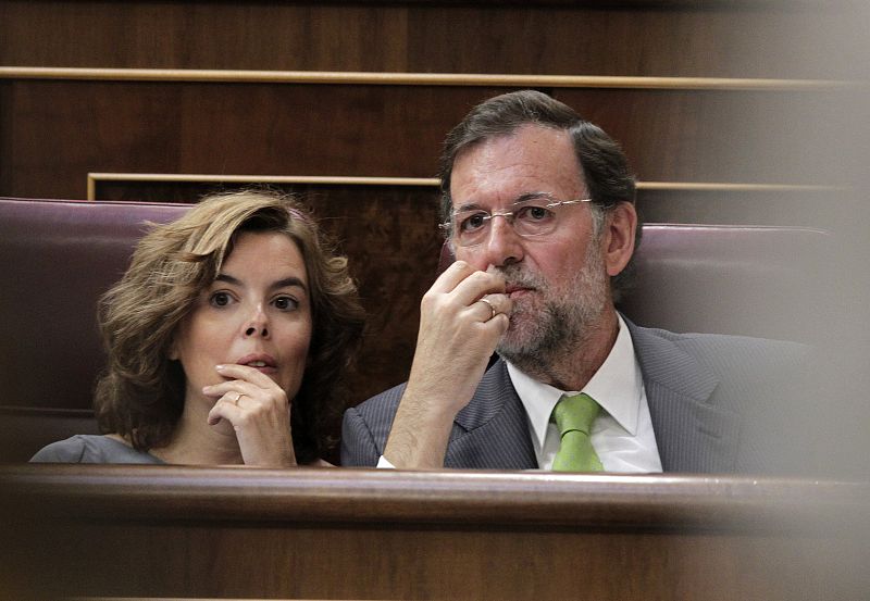 El líde del PP y la portavoz del grupo popular escuchan atentantemente el debate