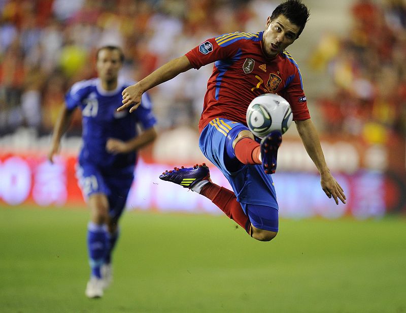 David Villa trata de conseguir un balón en el partido frente a Liechtenstein.
