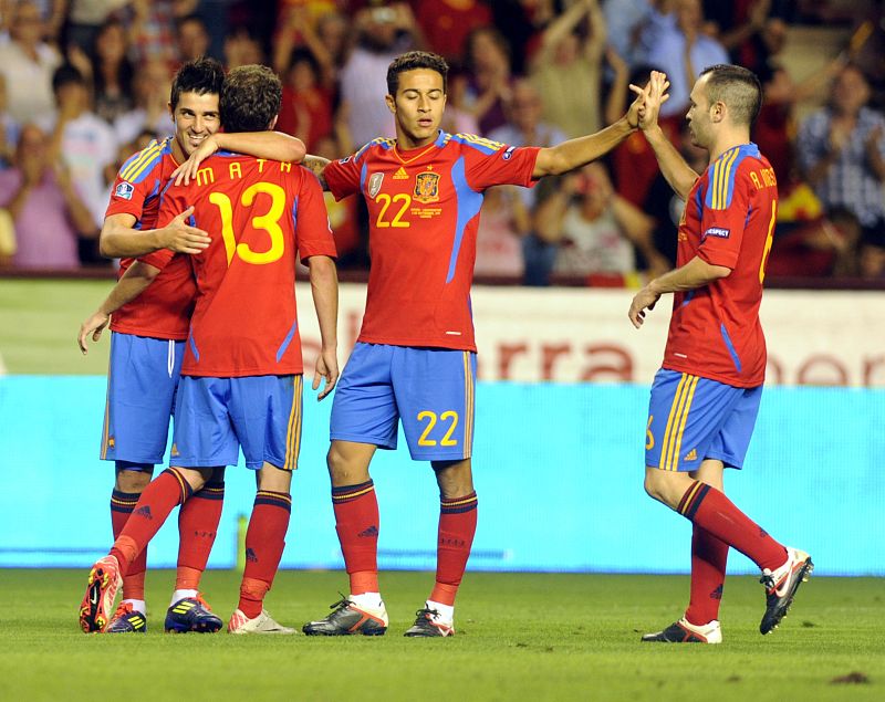 Thiago ha debutado en partido oficial con la selección española ante Liechtenstein para la clasificación de España a la Eurocopa de 2012. De esta forma, Thiago ya no puede jugar con otro país.