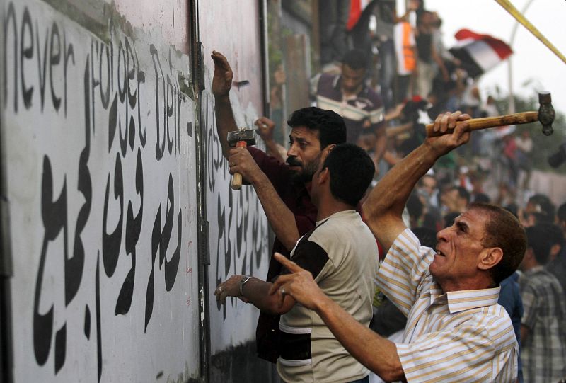 DERRIBO DEL MURO CONSTRUIDO POR LA EMBAJADA ISRAELÍ EN EL CAIRO
