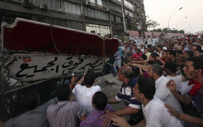 DERRIBO DEL MURO CONSTRUIDO POR LA EMBAJADA ISRAELÍ EN EL CAIRO