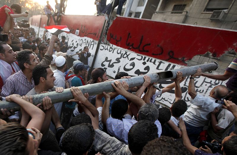 DERRIBO DEL MURO CONSTRUIDO POR LA EMBAJADA ISRAELÍ EN EL CAIRO