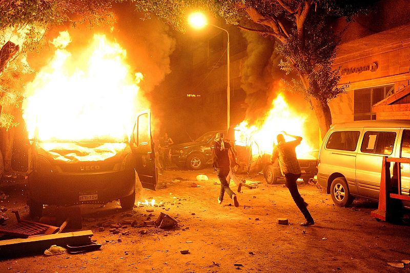 DERRIBAN MURO DE EMBAJADA ISRAELÍ EN EL CAIRO E INCENDIAN MINISTERIO INTERIOR