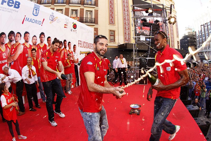 LA SELECCION RECIBE EN MADRID EL HOMENAJE DE LA AFICIÓN