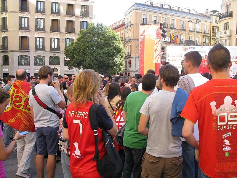 Una aficionada con la camiseta del MVP Navarro en la Plaza de Callao
