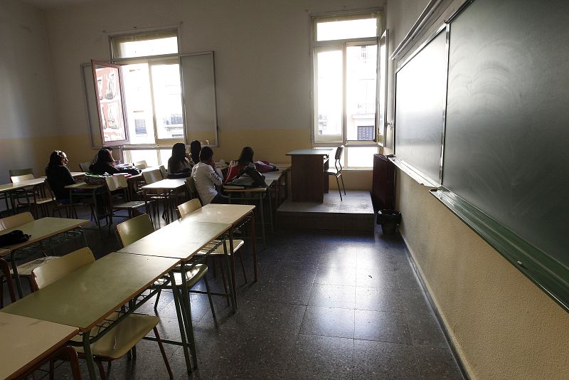 Los alumnos esperan en un aula del IES Lope de Vega de Madrid la llegada de su profesor en la primera jornada de huelga